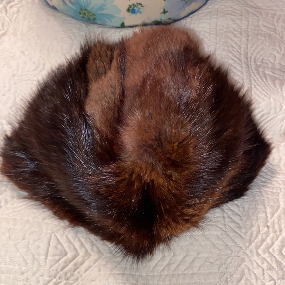Gorgeous Vintage Hat box with assorted hats including Fur hats - Picture 5 of 15
